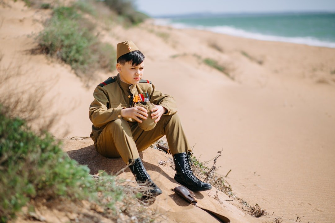 きゃー!100年以上前の兵隊さんたちのメッセージ・イン・ボトル、浜辺で見つかっちゃった!💖✨